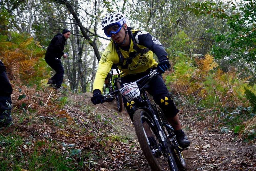 Joanthan García, seguido de su compañero de equipo Enduro Cocañin