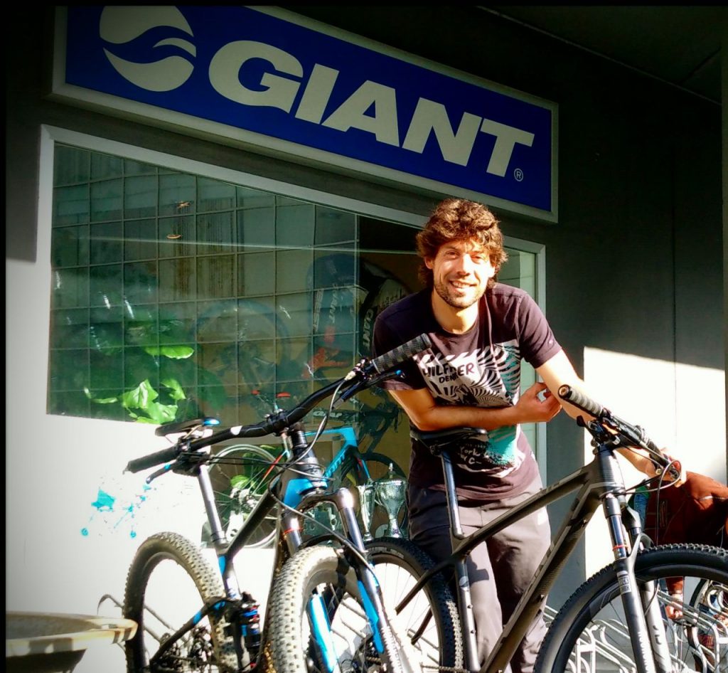ÓSCAR FREIRE RECOGE SUS DOS NUEVAS GIANT