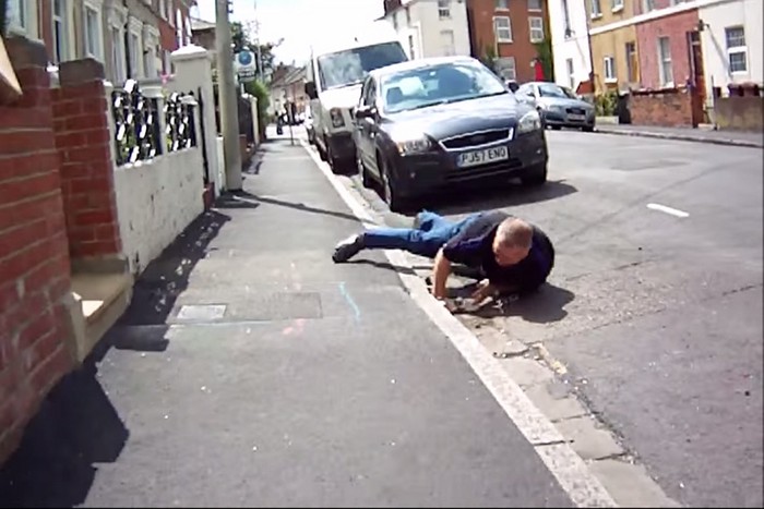 Vídeo Un conductor se cae de morros al perseguir a un ciclista para agredirle