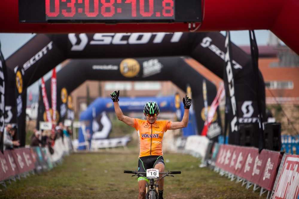 Leonardo Páez entrando en meta 2ª etapa VolCat 2016
