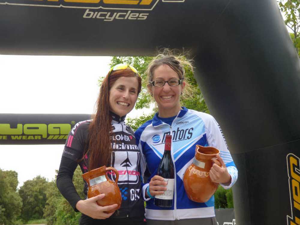 Podium femenino con Janette Solsona y Veró_nica Cuello