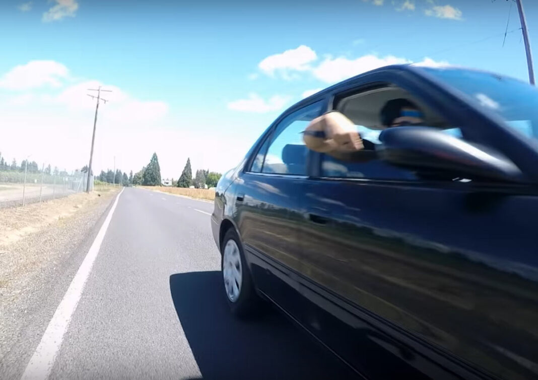 copiloto-coche-intenta-acuchillar-a-ciclista-de-carretera-cuchillo-bicicleta