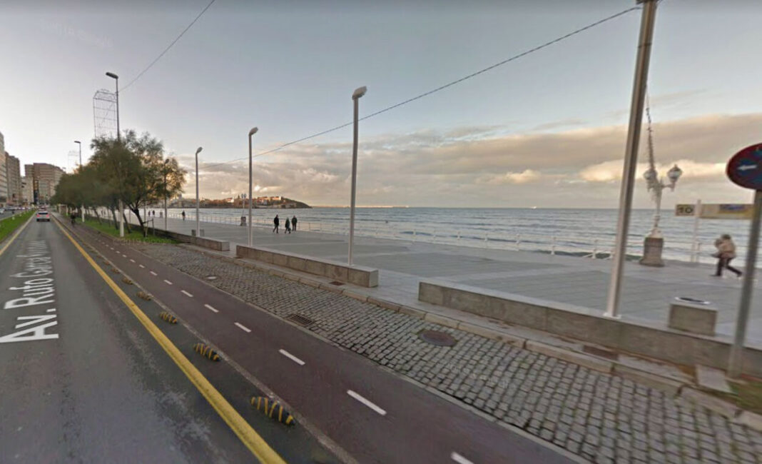 Ciclista-grave-al-chocar-con-un-patinete-electrico-en-un-carril-bici-de-Gijón
