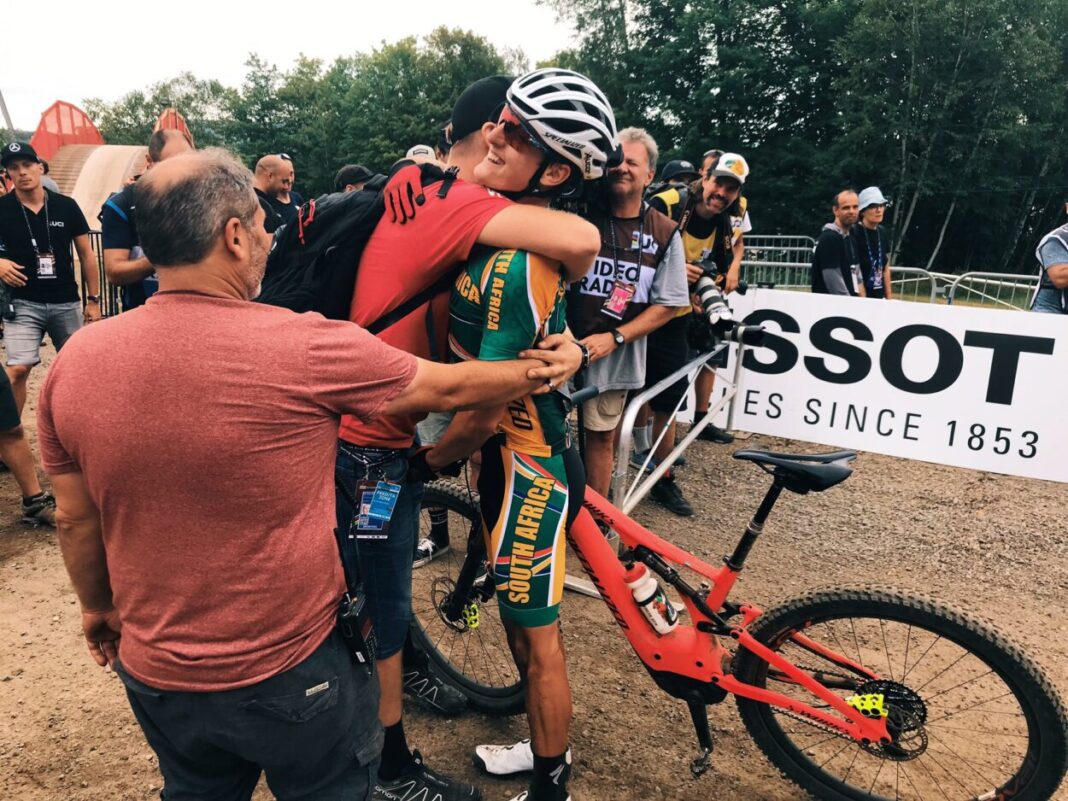 Vídeo-Nathalie-Schneitter-y-Alan-Hatherly-hacen-historia-de-las-bicicletas-eléctricas-E-MTB-en-Mont-Sainte-Anne