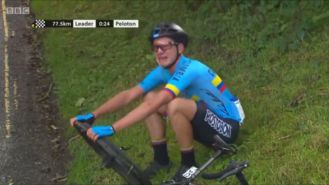 Germán Darío Gómez ciclista colombiano llora por una averiamecanica