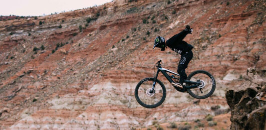 Bicicletas-eléctricas-en-el-Red-Bull-Rampage-Sí-es-posible-con-la-Ebike-YT-Decoy-ethan-nell-young-talent-freeride-video