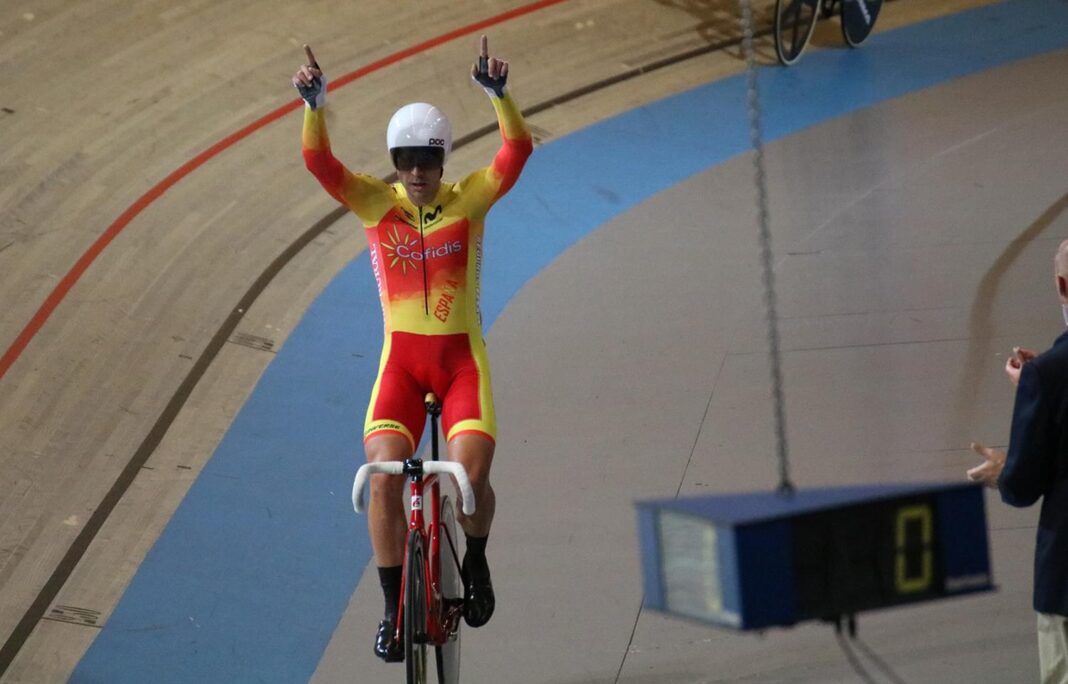 Vídeo-Impresionante-victoria-de-Sebastián-Mora-en-el-Europeo-de-Pista-Scratch-1