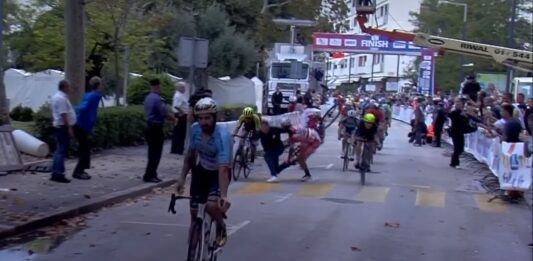 Vídeo Provoca una caída corriendo a pie en esprín del Tour de Croacia CRO Race crash