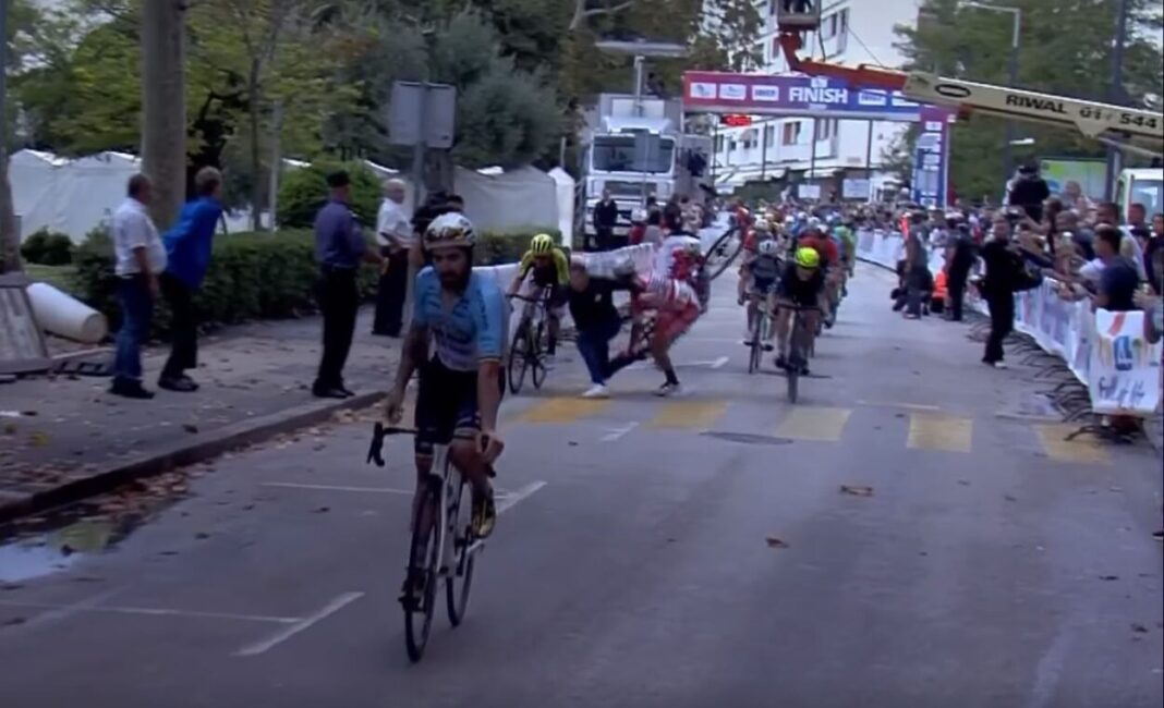 Vídeo Provoca una caída corriendo a pie en esprín del Tour de Croacia CRO Race crash