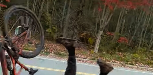 Vídeo: Tremenda caída en bici. Las hojas del otoño las carga el diablo
