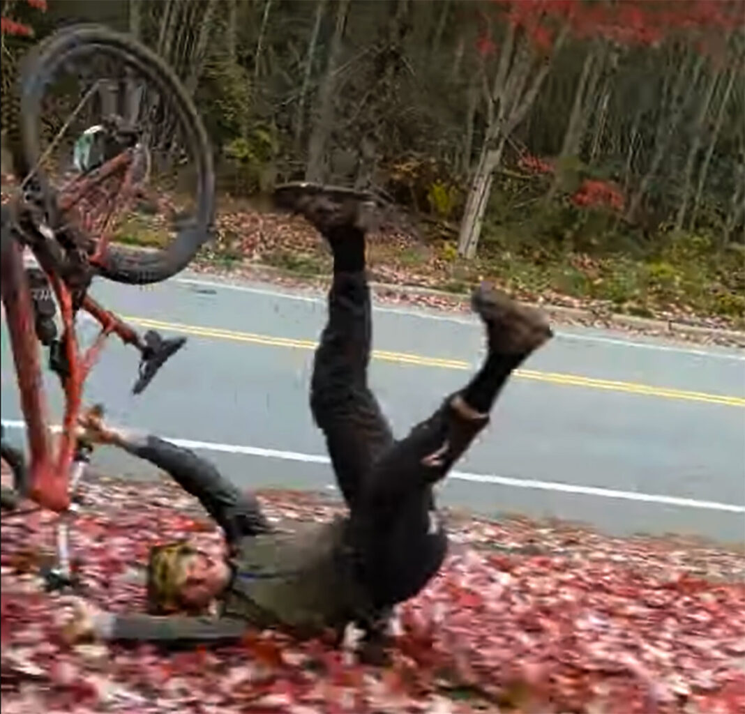 Vídeo: Tremenda caída en bici. Las hojas del otoño las carga el diablo