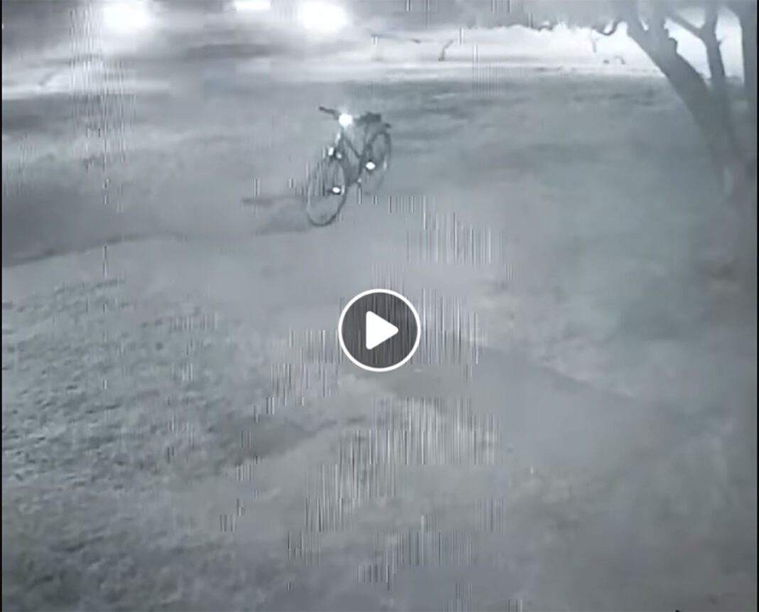 video-Terror-Un-fantasma-roba-una-bicicleta-en-plena-noche-bici-ghost-bike-stolen