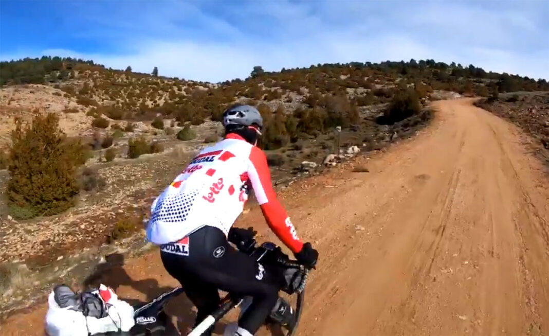 Thomas-De-Gendt-montando-Gravel-Bike-por-los-montes-de-Teruel-video-bicicleta-alforjas