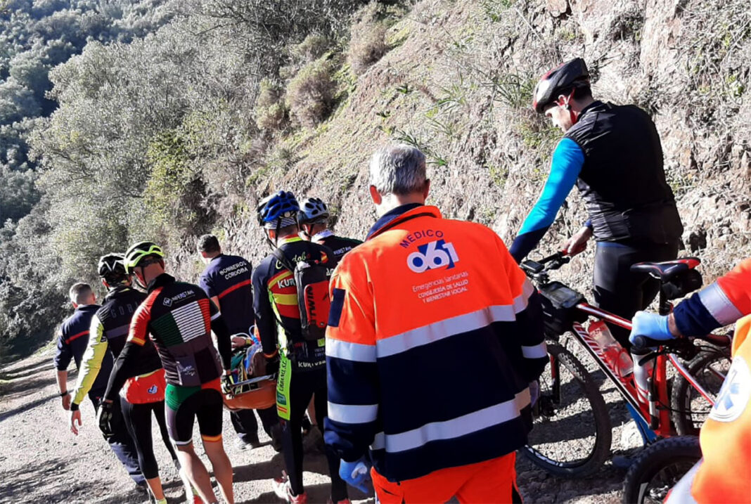 Ciclista-rescatado-por-los-Bomberos-y-compañeros-en-camilla-más-de-un-kilómetro