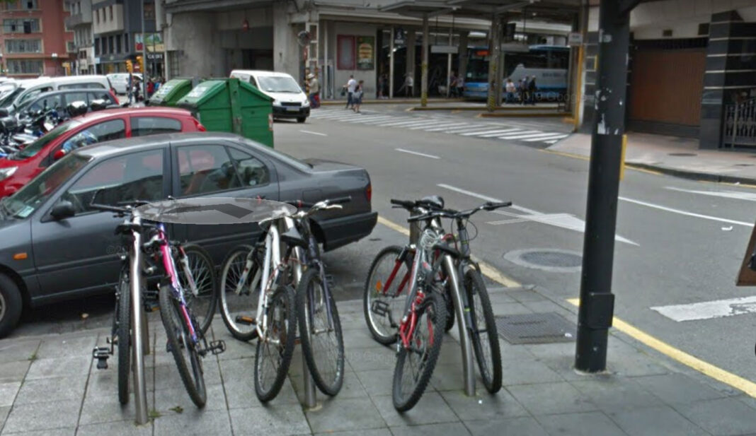 Tras adelantarle indebidamente, arrolla la bicicleta y se da a la fuga