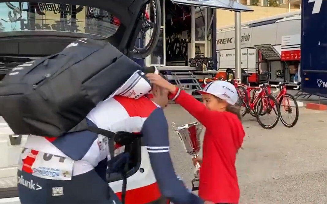 Vídeo: El bonito gesto de Moschetti regalando su primer trofeo a una fan muy especial