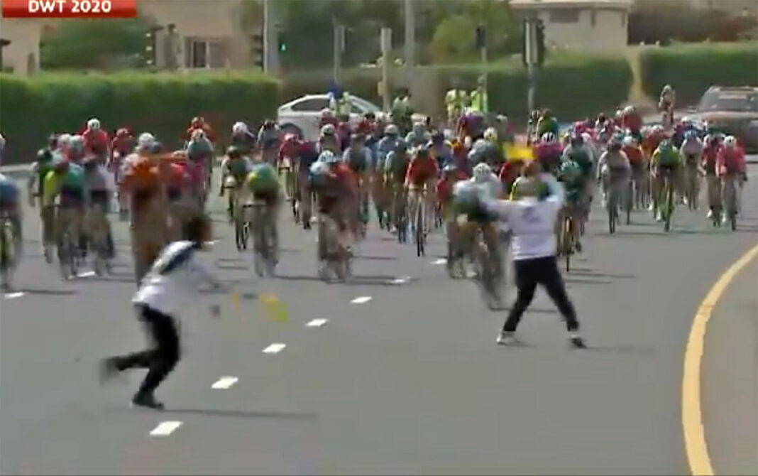 Vídeo-Al-borde-del-desastre-por-la-mala-organización-en-el-Dubai-Womens-Tour