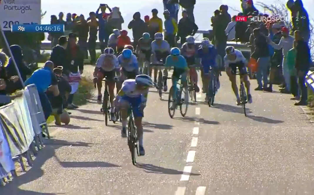 Vídeo-Evenepoel-convierte-el-final-de-un-puerto-en-un-esprín-dejando-a-todos-tirados