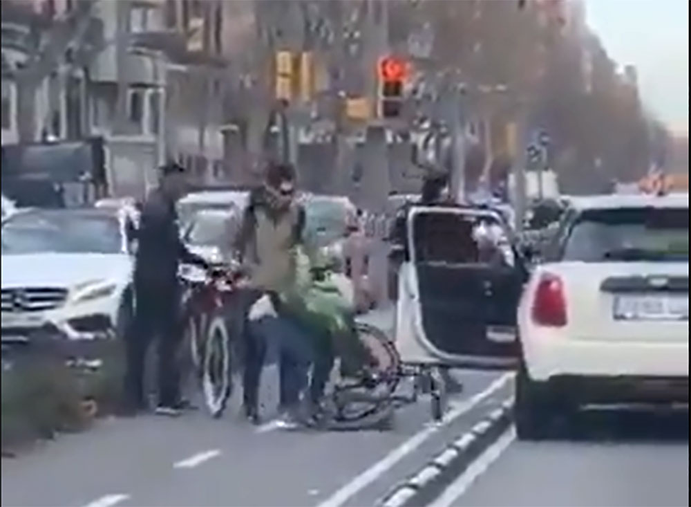 Vídeo: "Se terminó la navidad". Dos ciclistas separando a un conductor y un motorista en una pelea de tráfico
