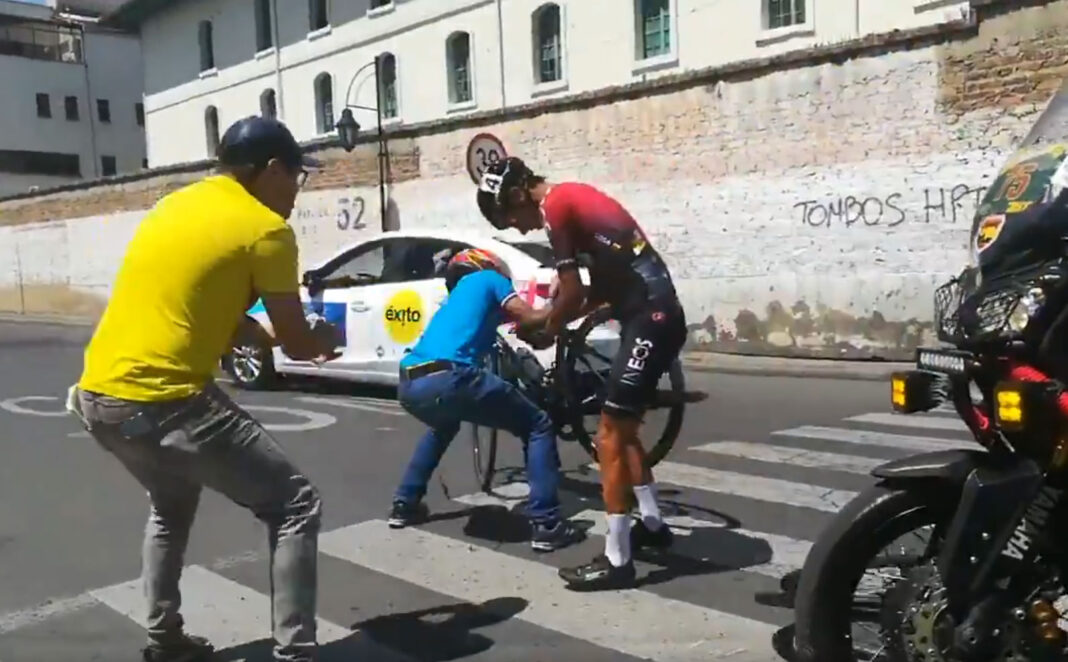video-Reputa-vamos-papá.-Los-gritos-de-un-fan-tras-la-caída-del-ciclista-Ivan-Sosa-en-un-paso-de-cebra-ciclista-ineos