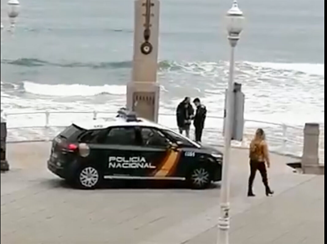 En bicicleta y tosiendo a los agentes trató de huir pedaleando en dirección contraria
