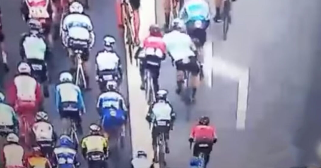 https://www.iberobike.com/queria-tirar-a-nairo-quintana-de-su-bicicleta-multa-de-750e-y-40-puntos-uci-menos-para-sam-bennett/