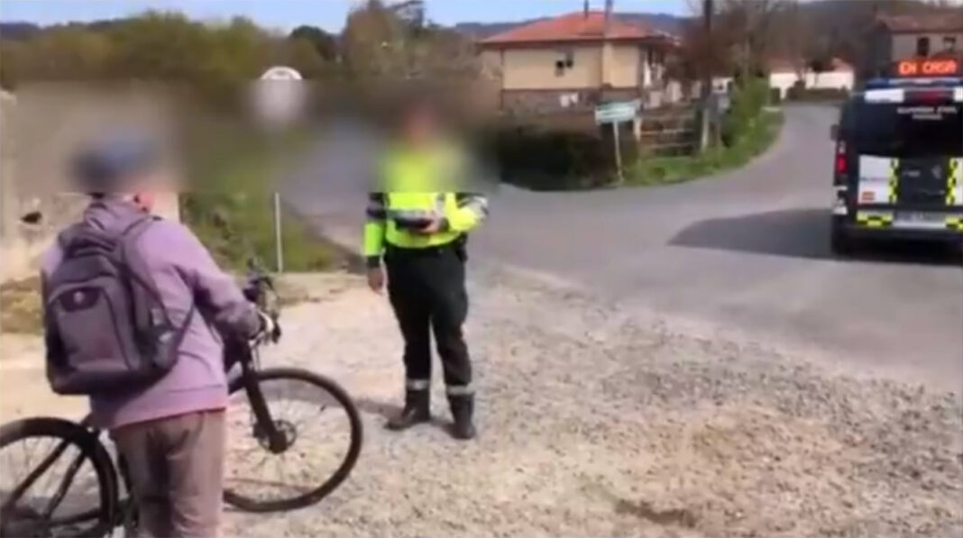 Vídeo: Denunciado por montar en bicicleta y fingir que vivía en la casa de al lado