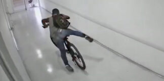 Vídeo-Le-roba-la-bici-a-un-médico-de-guardia-dentro-del-hospital-ladron