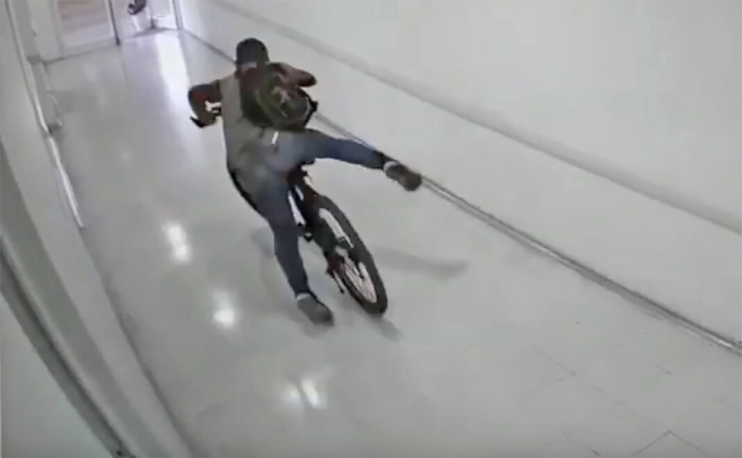 Vídeo-Le-roba-la-bici-a-un-médico-de-guardia-dentro-del-hospital-ladron