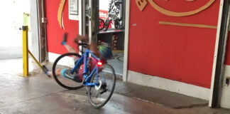 Vídeo: Parte el casco al bajarse de la bici eléctrica y tropezar. ¡El casco siempre!