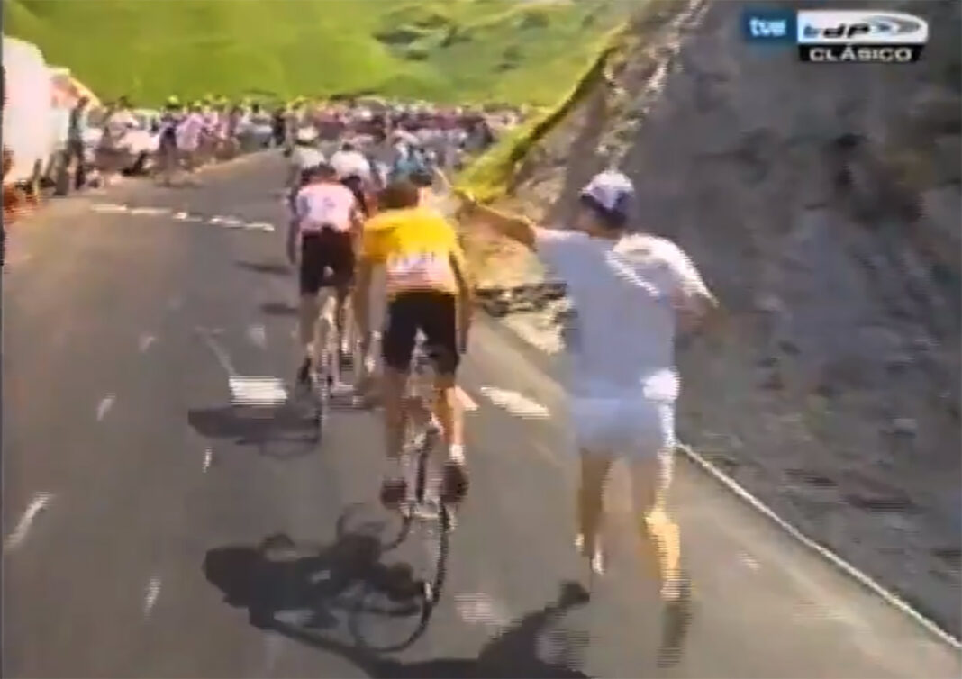 Vídeo: El agua bendita de Pedro Delgado en el Tour de 1988