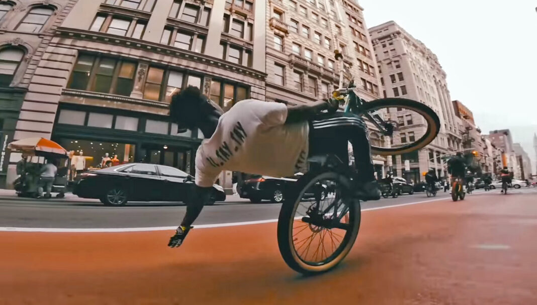 Vídeo: Un grupo descerebrados en bicicleta escapa de la policía de Nueva York durante el confinamiento