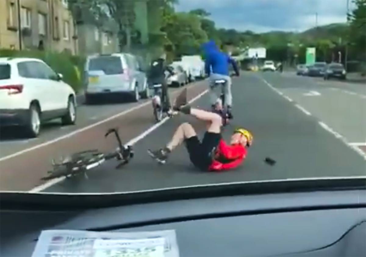 Vídeo: Dos jóvenes en bici pegan una patada a un ciclista provocando que este se caiga al asfalto