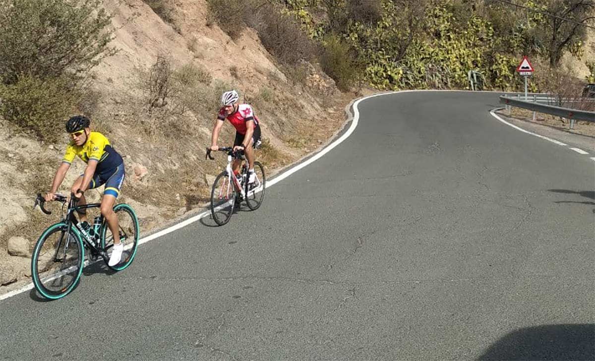 Querido-ciclista-no-puedes-ir-grabandote-con-el-movil-por-la-carretera