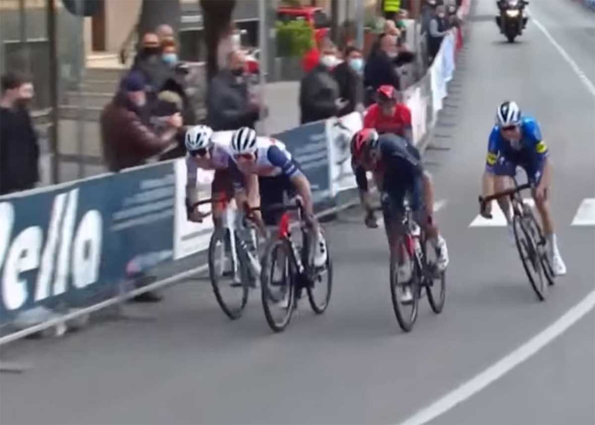 Video-El-potente-ataque-final-de-Egan-Bernal-venciendo-al-esprin-en-el-Trofeo-Laigueglia-2021