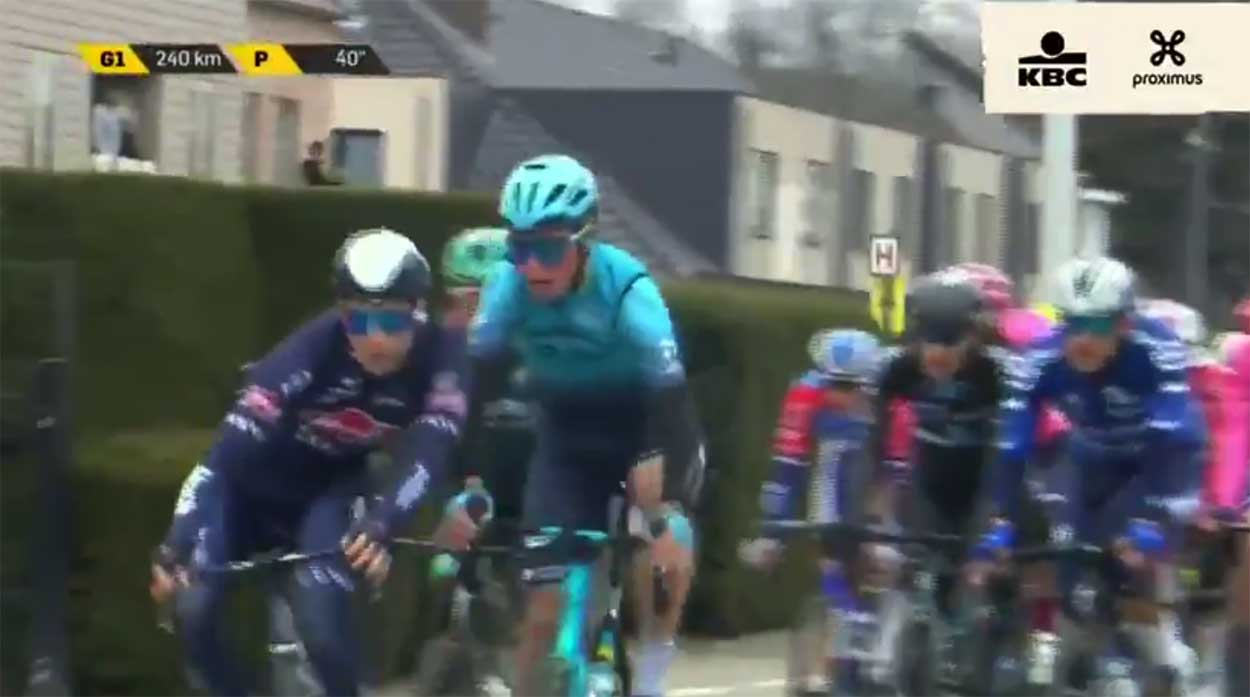 Vídeo: El Tour de Flandes expulsa a dos ciclistas por pelearse en cabeza del pelotón