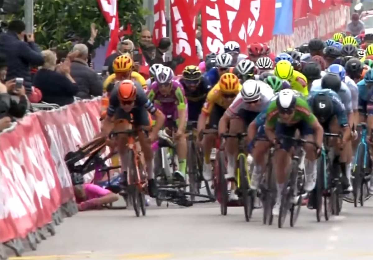 Video-Espectacular-montonera-en-el-esprin-del-Tour-de-Turquia