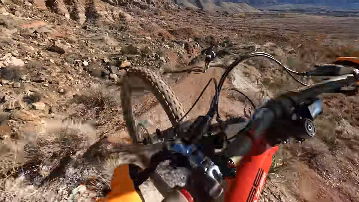 Video-Aaron-Gwin-en-bicicleta-electrica-en-el-Kong-Trail-del-Rampage