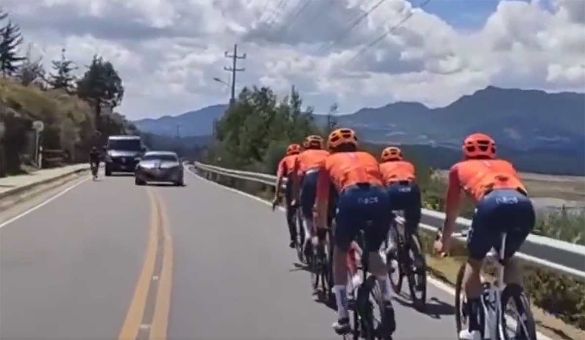 Video-El-Ineos-Grenadier-sorprendido-por-un-coche-en-direccion-contraria-entrenando-en-Colmbia