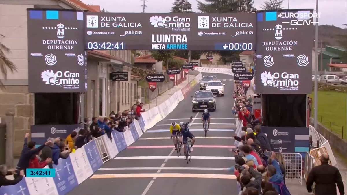 video-Victoria-de-Alejandro-Valverde-sobre-Woods-y-Sosa-en-la-tercera-etapa-de-O-Gran-Camino