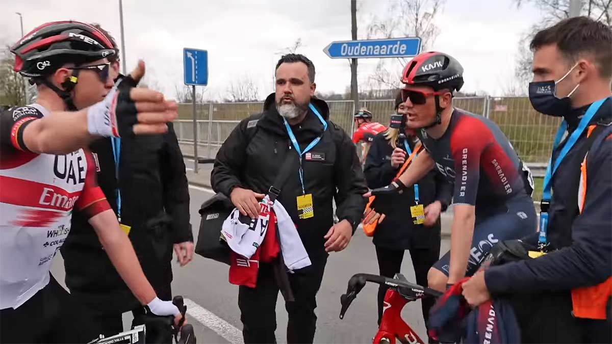 El-video-de-Tadej-Pogacar-discutiendo-con-el-ciclista-del-Ineos-que-le-robo-el-podio-del-Tour-de-Flandes-Dylan-van-Baarle