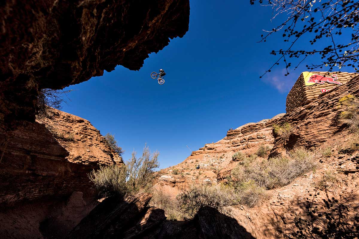 Video-Szymon-Godziek-nos-muestra-su-espectacular-bajada-para-el-Red-Bull-Rampage-2022