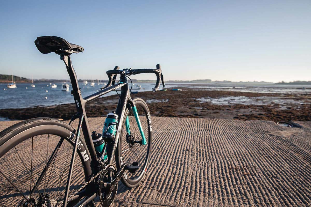 El-enfado-de-algunos-ciclistas-del-BB-Hotels-KTM-tras-conocer-que-eran-libres