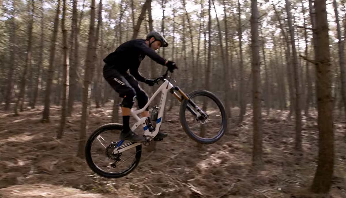 Video-Aprende-a-saltar-con-tu-mountain-bike-con-Shimano-y-Andrew-Neethling