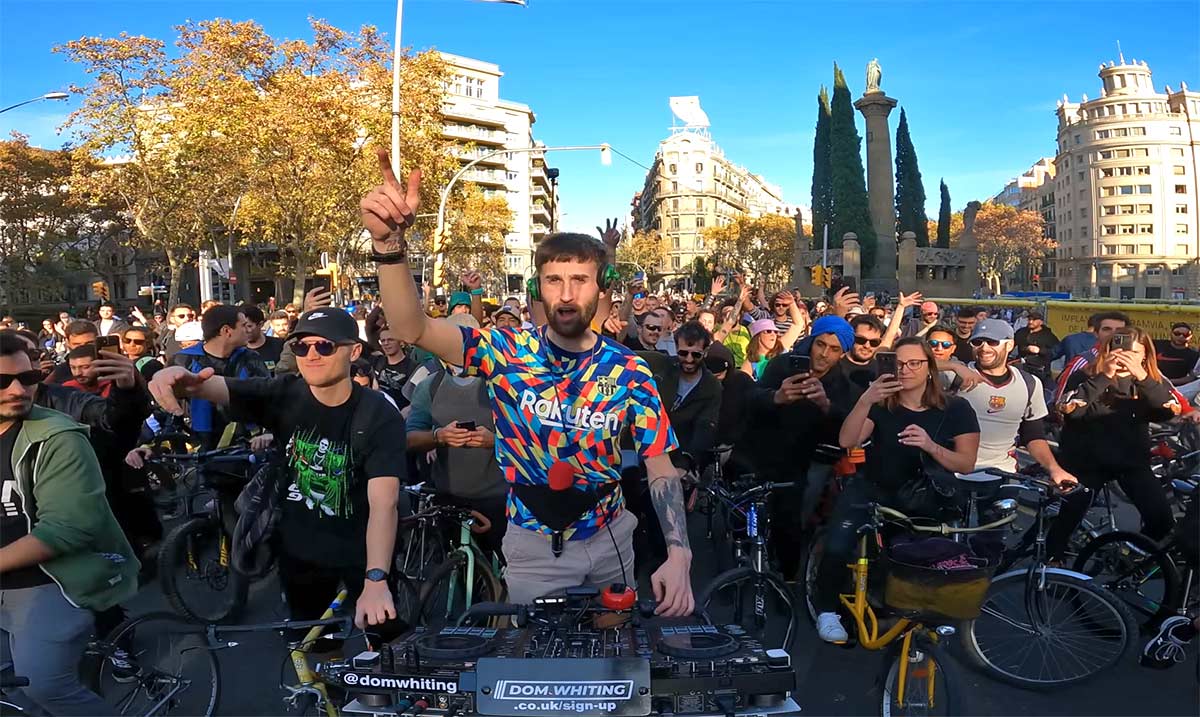 Video-El-ciclista-de-Hamelin-Dom-Whiting-inunda-de-bicicletas-Barcelona-dj-cargo-bike