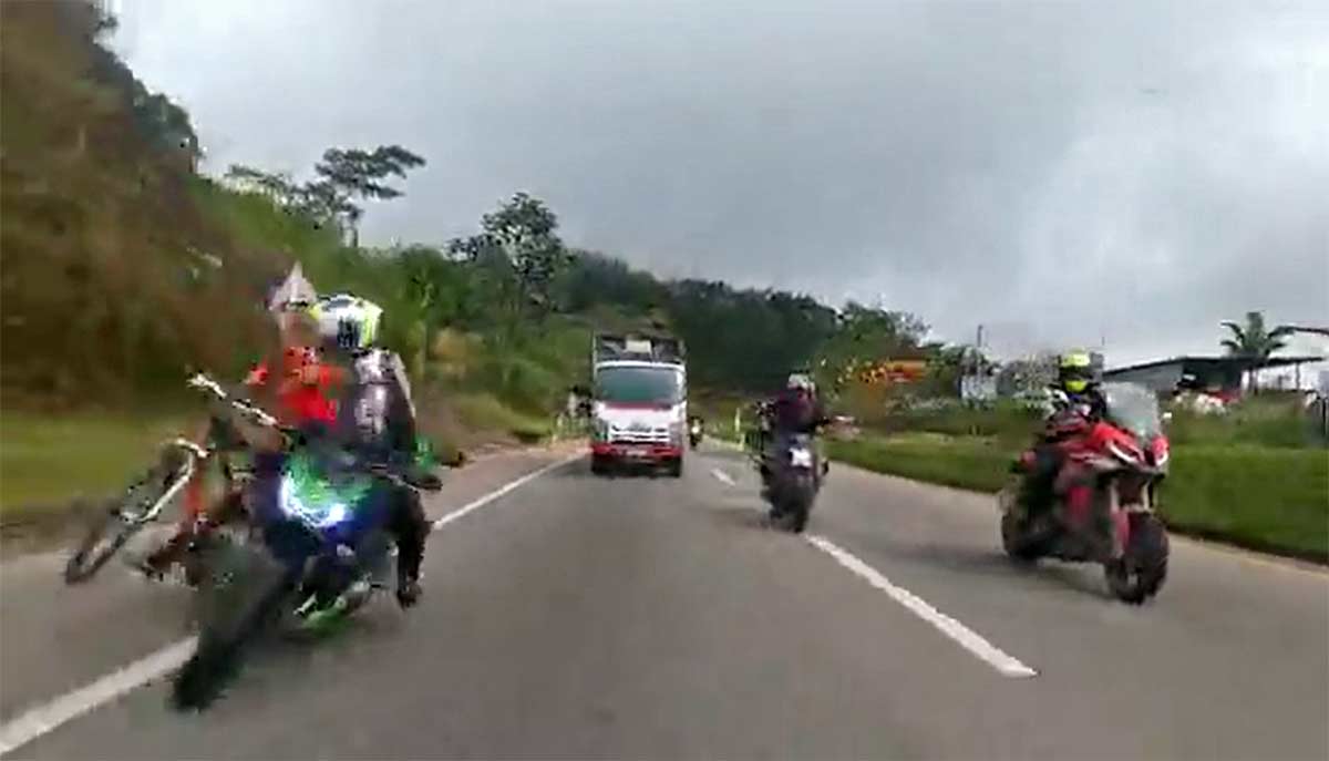 Video-Espeluznante-atropello-de-un-motorista-a-un-ciclista-adelantando-por-el-arcen-a-un-camion