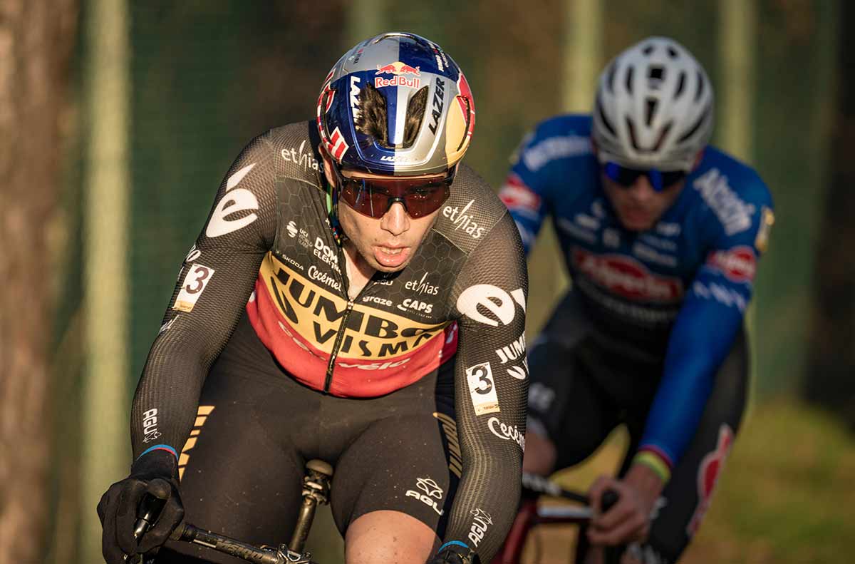 50-50-entre-Wout-van-Aert-y-Mathieu-van-der-Poel-para-el-Mundial-de-ciclocros