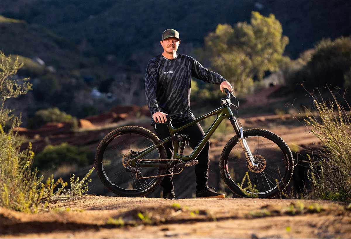 El renacer de Vitus Bikes. El mítico fabricante de bicicletas ficha al freerider Kyle Strait