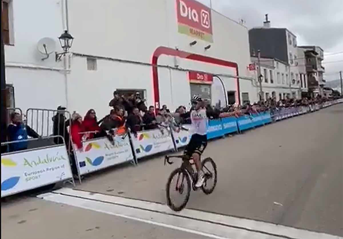 Tadej-Pogacar-revienta-la-Vuelta-Andalucía-y-a-Mikel-Landa-en-la-primera-etapa