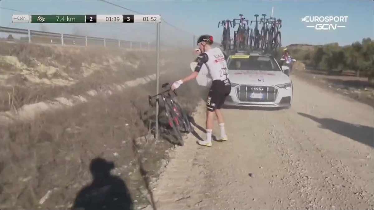 Video-El-gran-gesto-de-Tadej-Pogacar-tras-la-averia-en-el-Sterrato-de-Jaen-colnago